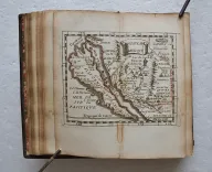 La géographie universelle qui fait voir l’estat présent des 4 parties du monde, c’est à dire, les religions, les coutumes et les richesses des peuples ; les forces et les gouvernemens des Estats ; ce qui est de plus beau et de plus rare dans dans chaque région ; et autres particularités pour savoir l’Histoire et l’Interest des Princes.
Par P. Du Val, Géographe Ordinaire du Roy. - photo