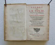 L’éloge de la folie, composé en forme de déclamation par Erasme de Rotterdam.
Avec quelques notes de Listrius, & les belles figures de Holbenius : le tout sur l’original de l’Académie de Bâle.
Pièce qui représente au naturel l’Homme tout défiguré par la sotise, lui apprend agréablement à rentrer dans le bon sens & dans le raison.
Traduit nouvellement en François par Mr. Gueudeville. - photo