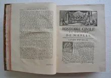 Histoire civile du royaume de Naples, traduite de l’italien de Pierre Giannone, jurisconsulte & avocat napolitain.
Avec de nouvelles notes, réflexions, & médailles fournies par l’auteur, & qui ne se trouvent point dans l’édition italienne. - photo