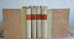 Encyclopédie des voyages contenant l’abrégé historique des mœurs, usages, habitudes domestiques, religion, fêtes, supplices, funérailles, sciences, arts, commerce de tous les peuples.
Et la collection complète des costumes, civils, militaires, religieux, dignitaires, de tous les peuples, dessinés d’après nature, gravés avec soin, et coloriés à l’aquarelle.
Par M. J. Grasset Saint Sauveur ci devant vice consul de France en Hongrie, et auteur des costumes civils actuels de tous les peuples connus et dont la première édition vient d’être terminée.
La partie littéraire est rédigée par M. Jean-François Cornu, homme de loi. - photo