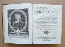 Institutions de chirurgie, où l’on traite dans un ordre clair et nouveau de tout ce qui a rapport à cet art : ouvrage de près de quarante ans, orné d’un grand nombre de figures en taille-douce, qui représentent les instrumens le plus approuvés & les plus utiles, le manuel des opérations, les appareils & les bandages (…). [Suivi de :] Mémoires pour servir à l’histoire de la chirurgie du XVIII° siècle, et de supplément aux Institutions chirurgicales de M. Heister (…). - photo
