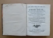 Institutions de chirurgie, où l’on traite dans un ordre clair et nouveau de tout ce qui a rapport à cet art : ouvrage de près de quarante ans, orné d’un grand nombre de figures en taille-douce, qui représentent les instrumens le plus approuvés & les plus utiles, le manuel des opérations, les appareils & les bandages (…). [Suivi de :] Mémoires pour servir à l’histoire de la chirurgie du XVIII° siècle, et de supplément aux Institutions chirurgicales de M. Heister (…). - photo