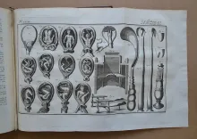 Institutions de chirurgie, où l’on traite dans un ordre clair et nouveau de tout ce qui a rapport à cet art : ouvrage de près de quarante ans, orné d’un grand nombre de figures en taille-douce, qui représentent les instrumens le plus approuvés & les plus utiles, le manuel des opérations, les appareils & les bandages (…). [Suivi de :] Mémoires pour servir à l’histoire de la chirurgie du XVIII° siècle, et de supplément aux Institutions chirurgicales de M. Heister (…). - photo