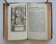 Iconologie historique et généalogique des rois de France, dédiée au roi. Première race.
Abrégé historique et portatif des principaux faits des rois mérovingiens ; ouvrage indispensable pour l’étude de l’histoire, & nécessaire pour l’intelligence des estampes de l’iconologie & généalogie de la première race de nos rois. - photo