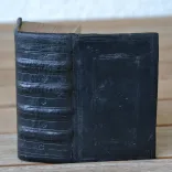 Les quatre livres des institutions forenses, ou autrement pratique judiciaire, de maistre Jean Imbert, licencié en droit : translatez en latin en françoys par le mesme autheur.
Avec une table judiciaire des choses principales de la matière. - photo