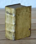 La Sainte Bible en latin et en françois, avec des notes littérales pour l’intelligence des endroits les plus difficiles.
Et la concorde des quatre évangélistes.
Divisé en trois tomes, avec un quatrième tome, contenant les livres apocryphes de l’Ancien Testament, en latin & en françois, & plusieurs autres pièces.
Des dissertations sur l’Écriture Sainte : une explication des noms hébreux, des traités & des tables de chronologie & de géographie, enrichies de figures & de nouvelles cartes, & plusieurs tables des matières. - photo