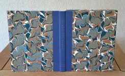 Le mariage basque.
Illustré de huit eaux-fortes en couleurs gravées en deux planches par André Lambert, d’après les aquarelles de Ramiro Arrue.
Ornements typographiques dessinés par R. Arrue, gravés sur bois par A. Lambert. - photo