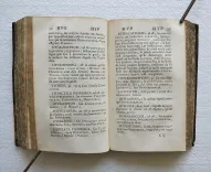 Dictionnaire interprète de matière médicale, et de ce qui y a rapport ; contenant l’explication des termes arabes, grecs & latins ; des abréviations ; des caractères, ainsi que des opérations de chimie & de pharmacie ; avec des observations de théorie & de pratique sur ces sciences, & sur l’histoire naturelle.
Ensemble une courte description anatomique des parties du corps humain.
Ouvrage utile à ceux qui se destinent à l’étude ou à l’exercice de quelqu’un des objets de Médecine. - photo