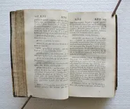 Dictionnaire interprète de matière médicale, et de ce qui y a rapport ; contenant l’explication des termes arabes, grecs & latins ; des abréviations ; des caractères, ainsi que des opérations de chimie & de pharmacie ; avec des observations de théorie & de pratique sur ces sciences, & sur l’histoire naturelle.
Ensemble une courte description anatomique des parties du corps humain.
Ouvrage utile à ceux qui se destinent à l’étude ou à l’exercice de quelqu’un des objets de Médecine. - photo