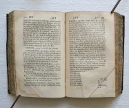Dictionnaire interprète de matière médicale, et de ce qui y a rapport ; contenant l’explication des termes arabes, grecs & latins ; des abréviations ; des caractères, ainsi que des opérations de chimie & de pharmacie ; avec des observations de théorie & de pratique sur ces sciences, & sur l’histoire naturelle.
Ensemble une courte description anatomique des parties du corps humain.
Ouvrage utile à ceux qui se destinent à l’étude ou à l’exercice de quelqu’un des objets de Médecine. - photo
