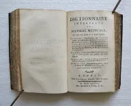 Dictionnaire interprète de matière médicale, et de ce qui y a rapport ; contenant l’explication des termes arabes, grecs & latins ; des abréviations ; des caractères, ainsi que des opérations de chimie & de pharmacie ; avec des observations de théorie & de pratique sur ces sciences, & sur l’histoire naturelle.
Ensemble une courte description anatomique des parties du corps humain.
Ouvrage utile à ceux qui se destinent à l’étude ou à l’exercice de quelqu’un des objets de Médecine. - photo
