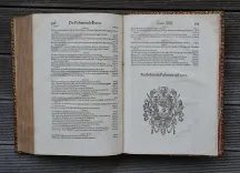Treze livres des parlemens de France.
Esquels est amplement traicté de leur origine et institution, et des présidens, conseillers, gens du Roy, greffiers, secrétaires, huissiers & autres officiers ; & de leur charge, devoir, & juridiction : ensemble de leurs rangs, séances, gages, privilèges, règlements & mercurialles.
Œuvre très utile non seulement à tous officiers des parlemens, mais à tous autres magistrats de France. - photo
