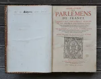 Treze livres des parlemens de France.
Esquels est amplement traicté de leur origine et institution, et des présidens, conseillers, gens du Roy, greffiers, secrétaires, huissiers & autres officiers ; & de leur charge, devoir, & juridiction : ensemble de leurs rangs, séances, gages, privilèges, règlements & mercurialles.
Œuvre très utile non seulement à tous officiers des parlemens, mais à tous autres magistrats de France. - photo