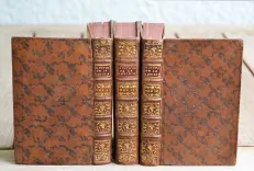 Histoire de la Louisiane, contenant la découverte de ce vaste pays ; sa description géographique ; un voyage dans les terres ; l’histoire naturelle ; les mœurs, coûtumes & religion des naturels, avec leurs origines ; deux voyages dans le nord du nouveau Mexique, dont un jusqu’à la Mer du Sud ; orné de deux cartes & de planches en taille douce. - photo