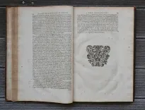 Décade contenant la vie et gestes de Henry le Grand, Roy de France et Navarre IIII° du Nom.
En laquelle est représenté l’Estat de la France depuis le dernier traicté de Cambray 1559. Jusques à la mort dudict Seigneur, icelle comprise, avec ce qui c’est faict & passé incontinent après icelle : les grandeurs des deux couronnes de France & de Navarre & les droicts dudit Seigneur sur plusieurs grandes terres & seigneuries. - photo