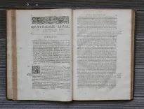 Décade contenant la vie et gestes de Henry le Grand, Roy de France et Navarre IIII° du Nom.
En laquelle est représenté l’Estat de la France depuis le dernier traicté de Cambray 1559. Jusques à la mort dudict Seigneur, icelle comprise, avec ce qui c’est faict & passé incontinent après icelle : les grandeurs des deux couronnes de France & de Navarre & les droicts dudit Seigneur sur plusieurs grandes terres & seigneuries. - photo