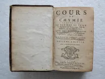 Cours de chymie, contenant la manière de faire les opérations qui sont en usage dans la Médecine, par une méthode facile.
Avec des raisonnemens sur chaque opération, pour l’instruction de ceux qui veulent s’appliquer à cette Science.
Onzième édition. Revuë, corrigée & augmentée par l’autheur. - photo