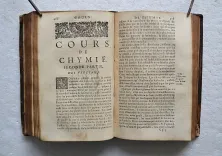 Cours de chymie, contenant la manière de faire les opérations qui sont en usage dans la Médecine, par une méthode facile.
Avec des raisonnemens sur chaque opération, pour l’instruction de ceux qui veulent s’appliquer à cette Science.
Onzième édition. Revuë, corrigée & augmentée par l’autheur. - photo