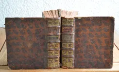 La nouvelle maison rustique, ou économie générale de tous les biens de campagne : la manière de les entretenir & de les multiplier.
Sixième édition, augmentée considérablement, & mise en meilleur ordre ; avec la vertu des simples, l’apoticairerie, & les décisions du Droit François sur les matières rurales ; et enrichie de figures en taille-douce. - photo