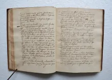 Extraicts du thrésor de Chartres du Roy, des registres aussi, de divers parlemens, des conciles, et des historiens. Touchant les plus considérables procédures criminelles faites contre toutes sortes d’ecclésiastiques, tant Evesques et religieux qu’Archevesques et Cardinaux accusez de crime de lèze maiesté soit en France, soit en Espagne et autres Royaumes. - photo