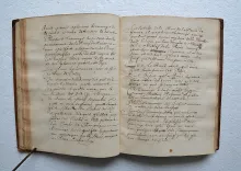 Extraicts du thrésor de Chartres du Roy, des registres aussi, de divers parlemens, des conciles, et des historiens. Touchant les plus considérables procédures criminelles faites contre toutes sortes d’ecclésiastiques, tant Evesques et religieux qu’Archevesques et Cardinaux accusez de crime de lèze maiesté soit en France, soit en Espagne et autres Royaumes. - photo