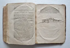 Le nouveau et sçavant mareschal, dans lequel est traité de la composition de la nature, des qualitez, perfections, & défauts des chevaux. Plus les signes de toutes les maladies & blessures qui leur peuvent arriver, avec la méthode de les guérir parfaitement (…).
L’anatomie du corps du cheval avec les figures. Un nouveau traité du haras, qui enseigne le moyen d’élever de très beaux & bons chevaux (…).
Les ruses que les marchands de chevaux employent pour cacher les défauts que peut avoir un cheval qu’ils exposent en vente & le moyen de les découvrir.
Un excellent traité pour bien ferrer & rétablir les méchants pieds, & conserver les bons (…).
La représentation & les usages des instruments, desquels on se sert dans les opérations mentionnées en cet ouvrage.
Traduit du célèbre Markam gentilhomme anglois par le sieur de Foubert, escuyer du Roy (…). - photo