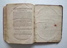 Le nouveau et sçavant mareschal, dans lequel est traité de la composition de la nature, des qualitez, perfections, & défauts des chevaux. Plus les signes de toutes les maladies & blessures qui leur peuvent arriver, avec la méthode de les guérir parfaitement (…).
L’anatomie du corps du cheval avec les figures. Un nouveau traité du haras, qui enseigne le moyen d’élever de très beaux & bons chevaux (…).
Les ruses que les marchands de chevaux employent pour cacher les défauts que peut avoir un cheval qu’ils exposent en vente & le moyen de les découvrir.
Un excellent traité pour bien ferrer & rétablir les méchants pieds, & conserver les bons (…).
La représentation & les usages des instruments, desquels on se sert dans les opérations mentionnées en cet ouvrage.
Traduit du célèbre Markam gentilhomme anglois par le sieur de Foubert, escuyer du Roy (…). - photo