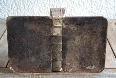 Le nouveau et sçavant mareschal, dans lequel est traité de la composition de la nature, des qualitez, perfections, & défauts des chevaux. Plus les signes de toutes les maladies & blessures qui leur peuvent arriver, avec la méthode de les guérir parfaitement (…).
L’anatomie du corps du cheval avec les figures. Un nouveau traité du haras, qui enseigne le moyen d’élever de très beaux & bons chevaux (…).
Les ruses que les marchands de chevaux employent pour cacher les défauts que peut avoir un cheval qu’ils exposent en vente & le moyen de les découvrir.
Un excellent traité pour bien ferrer & rétablir les méchants pieds, & conserver les bons (…).
La représentation & les usages des instruments, desquels on se sert dans les opérations mentionnées en cet ouvrage.
Traduit du célèbre Markam gentilhomme anglois par le sieur de Foubert, escuyer du Roy (…). - photo