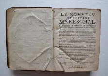 Le nouveau et sçavant mareschal, dans lequel est traité de la composition de la nature, des qualitez, perfections, & défauts des chevaux. Plus les signes de toutes les maladies & blessures qui leur peuvent arriver, avec la méthode de les guérir parfaitement (…).
L’anatomie du corps du cheval avec les figures. Un nouveau traité du haras, qui enseigne le moyen d’élever de très beaux & bons chevaux (…).
Les ruses que les marchands de chevaux employent pour cacher les défauts que peut avoir un cheval qu’ils exposent en vente & le moyen de les découvrir.
Un excellent traité pour bien ferrer & rétablir les méchants pieds, & conserver les bons (…).
La représentation & les usages des instruments, desquels on se sert dans les opérations mentionnées en cet ouvrage.
Traduit du célèbre Markam gentilhomme anglois par le sieur de Foubert, escuyer du Roy (…). - photo