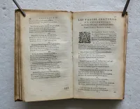 Les vrayes centuries et prophéties de Maistre Michel Nostradamus.
Où se void représenté tout ce qui s’est passé, tant en France, Espagne, Italie, Allemagne, Angleterre, qu’autres parties du monde.
Revues & corrigées suyvant les premières éditions imprimées en Avignon en l’an 1556 & à Lyon en l’an 1558 & autres.
Avec la vie de l’Autheur. - photo