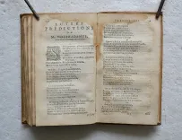 Les vrayes centuries et prophéties de Maistre Michel Nostradamus.
Où se void représenté tout ce qui s’est passé, tant en France, Espagne, Italie, Allemagne, Angleterre, qu’autres parties du monde.
Revues & corrigées suyvant les premières éditions imprimées en Avignon en l’an 1556 & à Lyon en l’an 1558 & autres.
Avec la vie de l’Autheur. - photo