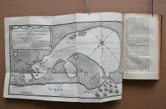 Histoire des avanturiers flibustiers qui se sont signalez dans les Indes.
Contenant ce qu’ils y ont fait de remarquable, avec la vie, les mœurs & les coutumes des boucaniers, & des habitans de Saint Domingue & de la Tortüe ; une description exacte de ces lieux ; et un état des offices tant ecclésiastiques que séculières, & ce que les plus grands princes de l’Europe y possèdent.
Le tout enrichi de cartes géographiques & de figures en taille-douce.
Nouvelle édition, corrigée & augmentée de l’histoire des pirates anglois depuis leur établissement dans l’isle de la Providence jusqu’à présent.
Contenant toutes leurs avantures, piraterie, meurtres, cruautés, excès, etc. Avec la vie et les avantures de deux femmes pirates : Marie Read & Anne Bonny (…). - photo