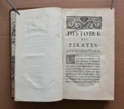 Histoire des avanturiers flibustiers qui se sont signalez dans les Indes.
Contenant ce qu’ils y ont fait de remarquable, avec la vie, les mœurs & les coutumes des boucaniers, & des habitans de Saint Domingue & de la Tortüe ; une description exacte de ces lieux ; et un état des offices tant ecclésiastiques que séculières, & ce que les plus grands princes de l’Europe y possèdent.
Le tout enrichi de cartes géographiques & de figures en taille-douce.
Nouvelle édition, corrigée & augmentée de l’histoire des pirates anglois depuis leur établissement dans l’isle de la Providence jusqu’à présent.
Contenant toutes leurs avantures, piraterie, meurtres, cruautés, excès, etc. Avec la vie et les avantures de deux femmes pirates : Marie Read & Anne Bonny (…). - photo