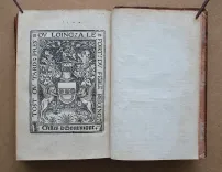 C. Plinii Secundi Novocomensis. Epistolarum libri decemquibus multæ habentur epistolæ non ante impressæ. Tum græca correcta, & suis locis restituta, atque rejectis adulterinis, vera reposita. Item fragmentatæ epistolæ, integræ factæ. In medio etiam epistole libri octavi De Clitumno fonte non solum vertici calx additus, et calci vertex, sed decem quoque epistolæ interpositæ, ac ex nono libro octavus factus, et ex octavo nonus, idque beneficio exemplaris correctissimi, & miræ, ac potius venerandæ vetustatis.
Ejusdem Panegyricus Trajano imp. dictus.
Ejusdem De viris illustribus in re militari, et in administranda republica.
Suetonii Tranquilli De claris, grammaticis et rhetoribus.
Julii Obsequentis Prodigiorum liber. Epistolæ decimi libri ad Trajanum probantur esse Plinii in sequenti epistola. Inibi etiam liber de viris illustribus, non Tranquilli, sed Plinii esse onditur.
Omnoa haec per fidelissimum aldinum exemplar imressa greca preterea omnia collecta & ad verbum traducta sunt. - photo