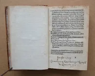 C. Plinii Secundi Novocomensis. Epistolarum libri decemquibus multæ habentur epistolæ non ante impressæ. Tum græca correcta, & suis locis restituta, atque rejectis adulterinis, vera reposita. Item fragmentatæ epistolæ, integræ factæ. In medio etiam epistole libri octavi De Clitumno fonte non solum vertici calx additus, et calci vertex, sed decem quoque epistolæ interpositæ, ac ex nono libro octavus factus, et ex octavo nonus, idque beneficio exemplaris correctissimi, & miræ, ac potius venerandæ vetustatis.
Ejusdem Panegyricus Trajano imp. dictus.
Ejusdem De viris illustribus in re militari, et in administranda republica.
Suetonii Tranquilli De claris, grammaticis et rhetoribus.
Julii Obsequentis Prodigiorum liber. Epistolæ decimi libri ad Trajanum probantur esse Plinii in sequenti epistola. Inibi etiam liber de viris illustribus, non Tranquilli, sed Plinii esse onditur.
Omnoa haec per fidelissimum aldinum exemplar imressa greca preterea omnia collecta & ad verbum traducta sunt. - photo