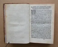 C. Plinii Secundi Novocomensis. Epistolarum libri decemquibus multæ habentur epistolæ non ante impressæ. Tum græca correcta, & suis locis restituta, atque rejectis adulterinis, vera reposita. Item fragmentatæ epistolæ, integræ factæ. In medio etiam epistole libri octavi De Clitumno fonte non solum vertici calx additus, et calci vertex, sed decem quoque epistolæ interpositæ, ac ex nono libro octavus factus, et ex octavo nonus, idque beneficio exemplaris correctissimi, & miræ, ac potius venerandæ vetustatis.
Ejusdem Panegyricus Trajano imp. dictus.
Ejusdem De viris illustribus in re militari, et in administranda republica.
Suetonii Tranquilli De claris, grammaticis et rhetoribus.
Julii Obsequentis Prodigiorum liber. Epistolæ decimi libri ad Trajanum probantur esse Plinii in sequenti epistola. Inibi etiam liber de viris illustribus, non Tranquilli, sed Plinii esse onditur.
Omnoa haec per fidelissimum aldinum exemplar imressa greca preterea omnia collecta & ad verbum traducta sunt. - photo