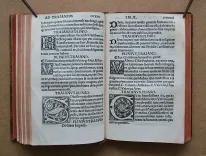 C. Plinii Secundi Novocomensis. Epistolarum libri decemquibus multæ habentur epistolæ non ante impressæ. Tum græca correcta, & suis locis restituta, atque rejectis adulterinis, vera reposita. Item fragmentatæ epistolæ, integræ factæ. In medio etiam epistole libri octavi De Clitumno fonte non solum vertici calx additus, et calci vertex, sed decem quoque epistolæ interpositæ, ac ex nono libro octavus factus, et ex octavo nonus, idque beneficio exemplaris correctissimi, & miræ, ac potius venerandæ vetustatis.
Ejusdem Panegyricus Trajano imp. dictus.
Ejusdem De viris illustribus in re militari, et in administranda republica.
Suetonii Tranquilli De claris, grammaticis et rhetoribus.
Julii Obsequentis Prodigiorum liber. Epistolæ decimi libri ad Trajanum probantur esse Plinii in sequenti epistola. Inibi etiam liber de viris illustribus, non Tranquilli, sed Plinii esse onditur.
Omnoa haec per fidelissimum aldinum exemplar imressa greca preterea omnia collecta & ad verbum traducta sunt. - photo