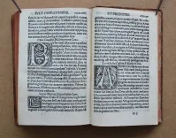 C. Plinii Secundi Novocomensis. Epistolarum libri decemquibus multæ habentur epistolæ non ante impressæ. Tum græca correcta, & suis locis restituta, atque rejectis adulterinis, vera reposita. Item fragmentatæ epistolæ, integræ factæ. In medio etiam epistole libri octavi De Clitumno fonte non solum vertici calx additus, et calci vertex, sed decem quoque epistolæ interpositæ, ac ex nono libro octavus factus, et ex octavo nonus, idque beneficio exemplaris correctissimi, & miræ, ac potius venerandæ vetustatis.
Ejusdem Panegyricus Trajano imp. dictus.
Ejusdem De viris illustribus in re militari, et in administranda republica.
Suetonii Tranquilli De claris, grammaticis et rhetoribus.
Julii Obsequentis Prodigiorum liber. Epistolæ decimi libri ad Trajanum probantur esse Plinii in sequenti epistola. Inibi etiam liber de viris illustribus, non Tranquilli, sed Plinii esse onditur.
Omnoa haec per fidelissimum aldinum exemplar imressa greca preterea omnia collecta & ad verbum traducta sunt. - photo