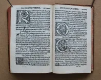 C. Plinii Secundi Novocomensis. Epistolarum libri decemquibus multæ habentur epistolæ non ante impressæ. Tum græca correcta, & suis locis restituta, atque rejectis adulterinis, vera reposita. Item fragmentatæ epistolæ, integræ factæ. In medio etiam epistole libri octavi De Clitumno fonte non solum vertici calx additus, et calci vertex, sed decem quoque epistolæ interpositæ, ac ex nono libro octavus factus, et ex octavo nonus, idque beneficio exemplaris correctissimi, & miræ, ac potius venerandæ vetustatis.
Ejusdem Panegyricus Trajano imp. dictus.
Ejusdem De viris illustribus in re militari, et in administranda republica.
Suetonii Tranquilli De claris, grammaticis et rhetoribus.
Julii Obsequentis Prodigiorum liber. Epistolæ decimi libri ad Trajanum probantur esse Plinii in sequenti epistola. Inibi etiam liber de viris illustribus, non Tranquilli, sed Plinii esse onditur.
Omnoa haec per fidelissimum aldinum exemplar imressa greca preterea omnia collecta & ad verbum traducta sunt. - photo