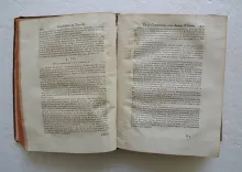 Coutumes des Duché, Bailliage et Prévôté d’Orléans, et ressort d’iceux ; avec une introduction générale aux dites coutumes, & des introductions particulières à la tête de chaque titre, corrigées & augmentées, dans lesquelles les principes des matières contenues dans le titre, sont exposés & développés.
Le texte est accompagné de notes. - photo