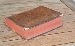 Coutumes des Duché, Bailliage et Prévôté d’Orléans, et ressort d’iceux ; avec une introduction générale aux dites coutumes, & des introductions particulières à la tête de chaque titre, corrigées & augmentées, dans lesquelles les principes des matières contenues dans le titre, sont exposés & développés.
Le texte est accompagné de notes. - photo