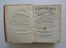 Coutumes des Duché, Bailliage et Prévôté d’Orléans, et ressort d’iceux ; avec une introduction générale aux dites coutumes, & des introductions particulières à la tête de chaque titre, corrigées & augmentées, dans lesquelles les principes des matières contenues dans le titre, sont exposés & développés.
Le texte est accompagné de notes. - photo