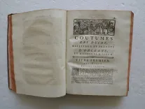 Coutumes des Duché, Bailliage et Prévôté d’Orléans, et ressort d’iceux ; avec une introduction générale aux dites coutumes, & des introductions particulières à la tête de chaque titre, corrigées & augmentées, dans lesquelles les principes des matières contenues dans le titre, sont exposés & développés.
Le texte est accompagné de notes. - photo