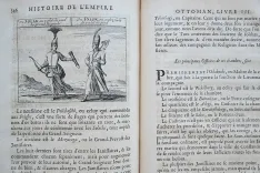 Histoire de l’état présent de l’empire Ottoman : contenant les maximes politiques des Turcs ; les principaux points de la religion mahométane, ses sectes, ses hérésies, & ses diverses sortes de religieux ; leur discipline militaire, avec une supputation exacte de leurs forces par mer & par terre, & du revenu de l’État. - photo