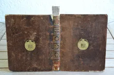 Histoire de l’état présent de l’empire Ottoman : contenant les maximes politiques des Turcs ; les principaux points de la religion mahométane, ses sectes, ses hérésies, & ses diverses sortes de religieux ; leur discipline militaire, avec une supputation exacte de leurs forces par mer & par terre, & du revenu de l’État. - photo