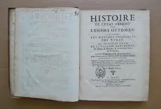 Histoire de l’état présent de l’empire Ottoman : contenant les maximes politiques des Turcs ; les principaux points de la religion mahométane, ses sectes, ses hérésies, & ses diverses sortes de religieux ; leur discipline militaire, avec une supputation exacte de leurs forces par mer & par terre, & du revenu de l’État. - photo