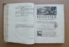 Histoire de l’état présent de l’empire Ottoman : contenant les maximes politiques des Turcs ; les principaux points de la religion mahométane, ses sectes, ses hérésies, & ses diverses sortes de religieux ; leur discipline militaire, avec une supputation exacte de leurs forces par mer & par terre, & du revenu de l’État. - photo