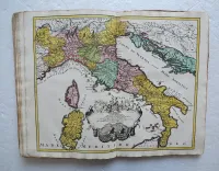 Samuelis Fabri Rect. Gymn. Norib. Atlas Scholastichodoeporicus oder immer stärcker anwachsender Schul- und Reisen-Atlas nach der schwer- und beschwerlichen Last erleichtert und bequemer gemacht sowohl in denen Alten für die gelehrte; als auch in denen Neusten kleinen, doch vollständigen Mappen, für die jenige, welche in denen Land-Charten noch unerfahren vom Neuen ausgefertigt von Christoph Weigel. Der Kaiserl. Reichs Post gegen-über wohnhafft in Nürnberg. - photo