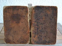 Samuelis Fabri Rect. Gymn. Norib. Atlas Scholastichodoeporicus oder immer stärcker anwachsender Schul- und Reisen-Atlas nach der schwer- und beschwerlichen Last erleichtert und bequemer gemacht sowohl in denen Alten für die gelehrte; als auch in denen Neusten kleinen, doch vollständigen Mappen, für die jenige, welche in denen Land-Charten noch unerfahren vom Neuen ausgefertigt von Christoph Weigel. Der Kaiserl. Reichs Post gegen-über wohnhafft in Nürnberg. - photo