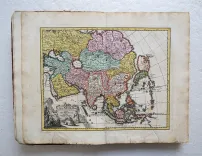 Samuelis Fabri Rect. Gymn. Norib. Atlas Scholastichodoeporicus oder immer stärcker anwachsender Schul- und Reisen-Atlas nach der schwer- und beschwerlichen Last erleichtert und bequemer gemacht sowohl in denen Alten für die gelehrte; als auch in denen Neusten kleinen, doch vollständigen Mappen, für die jenige, welche in denen Land-Charten noch unerfahren vom Neuen ausgefertigt von Christoph Weigel. Der Kaiserl. Reichs Post gegen-über wohnhafft in Nürnberg. - photo